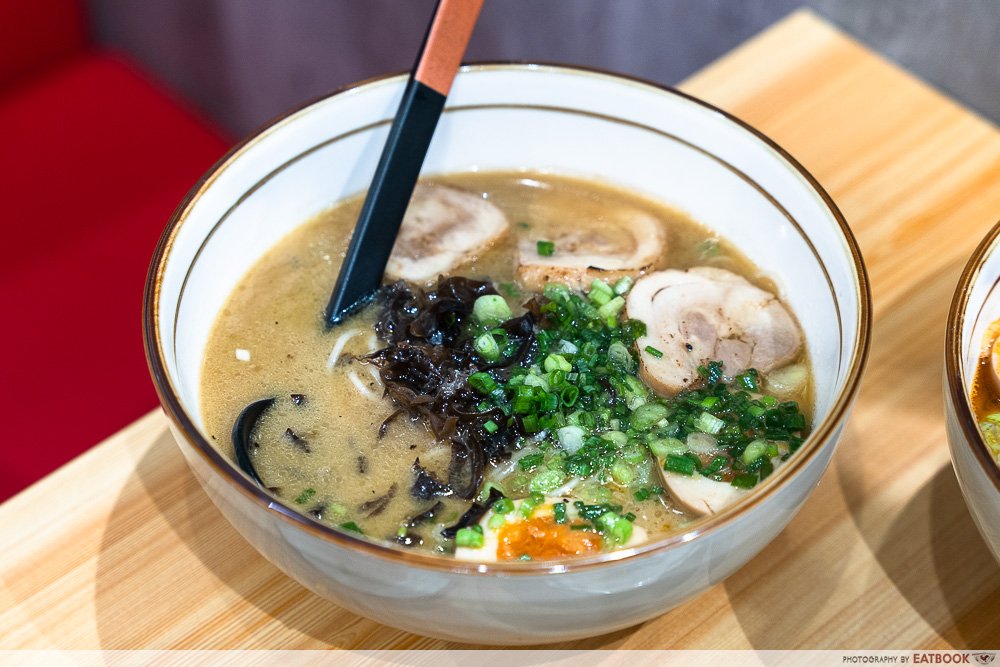 gà đá màu trắng gà đá màu trắng